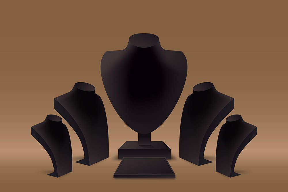 Expositor de colares na cor preta, com fundo marrom para dar destaque às peças