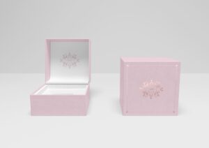 Caixa personalizada para semijoias na cor rosa com detalhes na frente e no verso